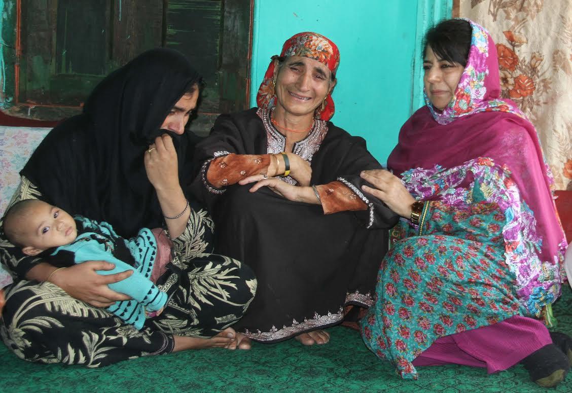 CM visits Kraloo to offer personal condolences to Mashooq’s family